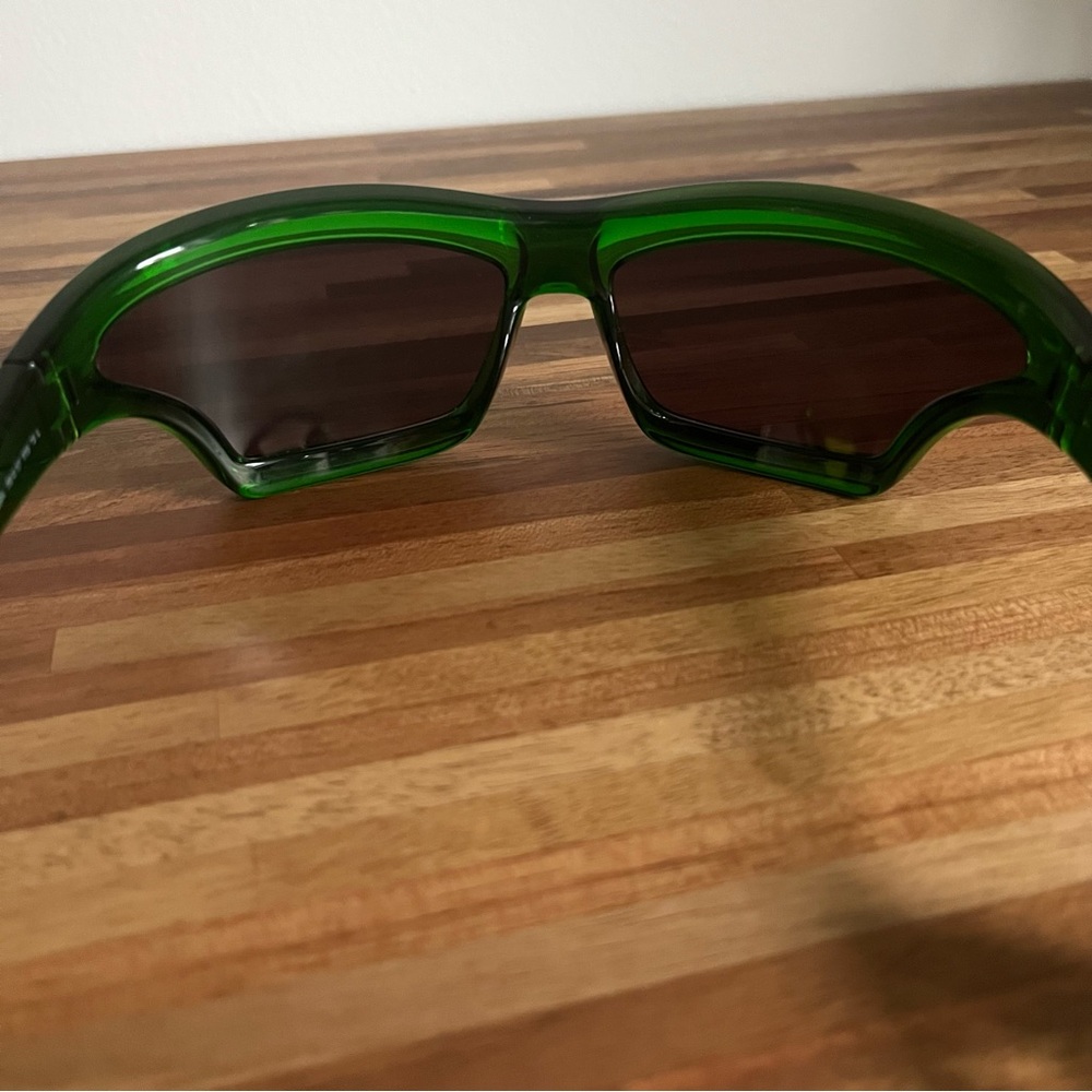 NWT Loewe Arch Mask LW40143U Green Wrap Sunglasses with Dark Lenses - Picture 9 of 13